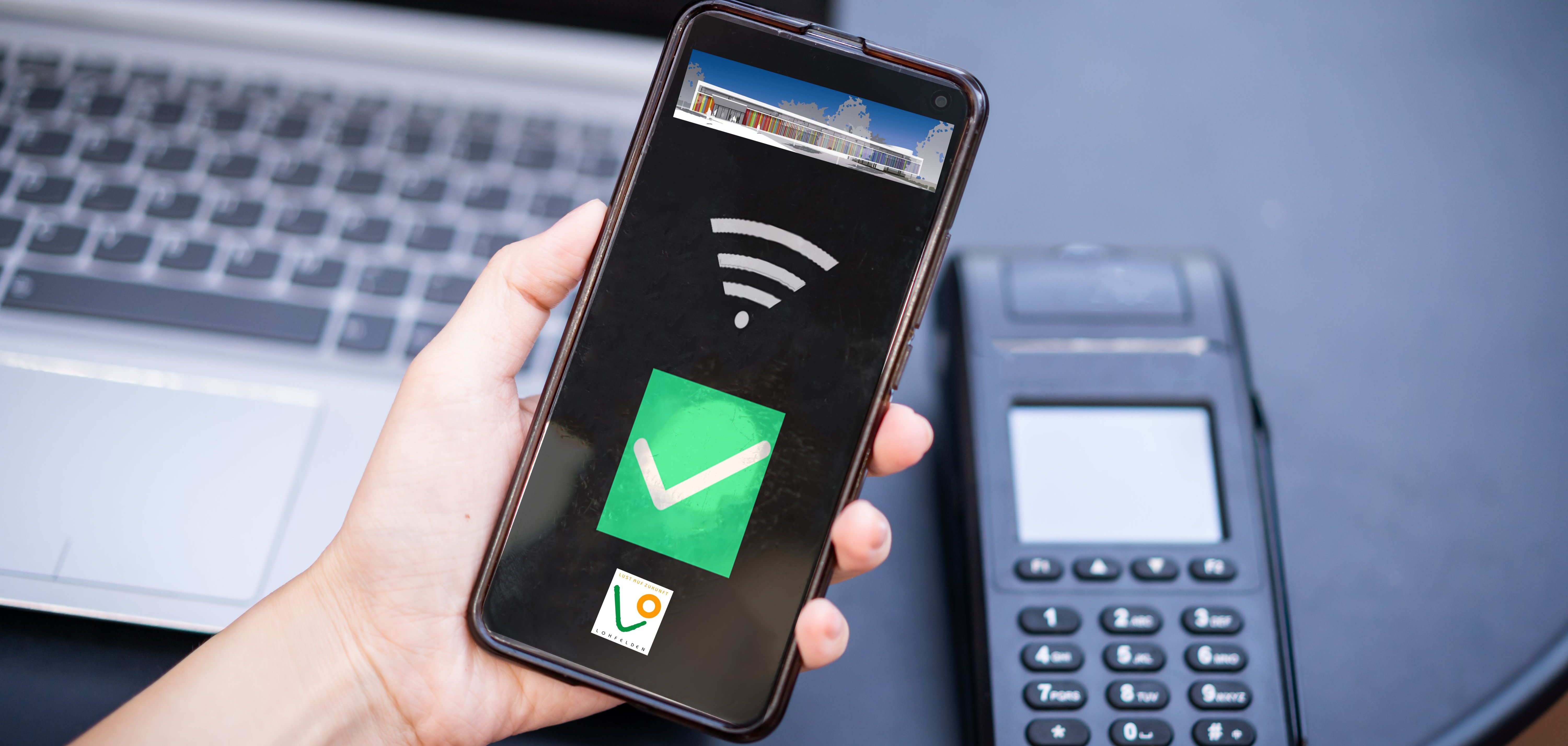 Auf dem Bild sieht man einen Laptop, das Zahlungsgerät für die EC-Karte und ein Handy.