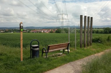 Die Markierung befindet sich neben dem ARS Natura-Kunstwerk „Goldwert“ von Andreas Tollhopf.