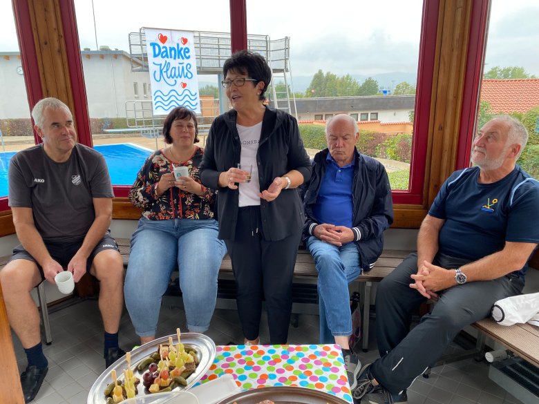 Erste Beigeordnete Bärbel Fehr (M.) bedankte sich gemeinsam mit Pfarrerin Andrea Fugmann-Szugfill und Herbert Brethauer (l.) bei Schwimmmeister Klaus Günter (r.) für seinen Einsatz.