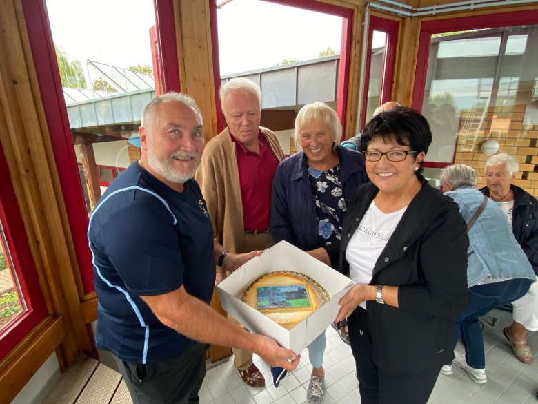 Das Schwimmbad-Team überraschte den scheidenden Schwimmmeister mit einer Torte.