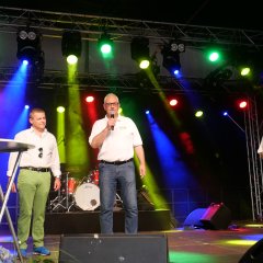 Bürgermeister Uwe Jäger(M.) und Erster Beigeordneter Norbert Thiele (l.) eröffneten das Festwochenende „1000 Jahre Vollmarshausen“. Durch die erste Veranstaltung, den Abend des Sports, führte Moderator Bernd Kaiser (r.).