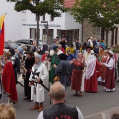 Die Schirmherrin Kaiserin Kunigunde und der Schirmherr Kaiser Heinrich führen den Festzug am 07.07.2019 durch Vollmarshausen an.