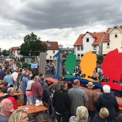 Großer historischer Festumzug. Hier das Logo "1000 Jahre" auf dem Festwagen.