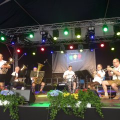 Sonntagnachmittag im Festzelt: Die Lederhosen.