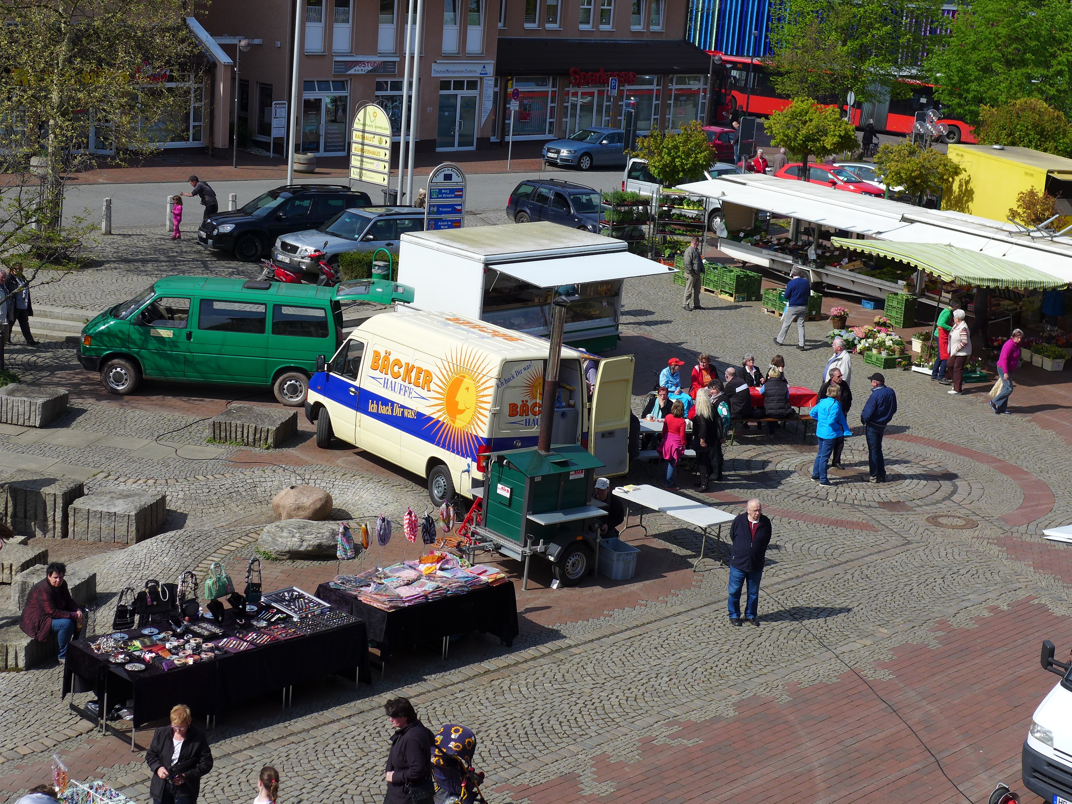 Blick auf den Rathausplatz Lohfelden, die Stände sind für die Ostermarkt am Gründonnerstag aufgebaut.
