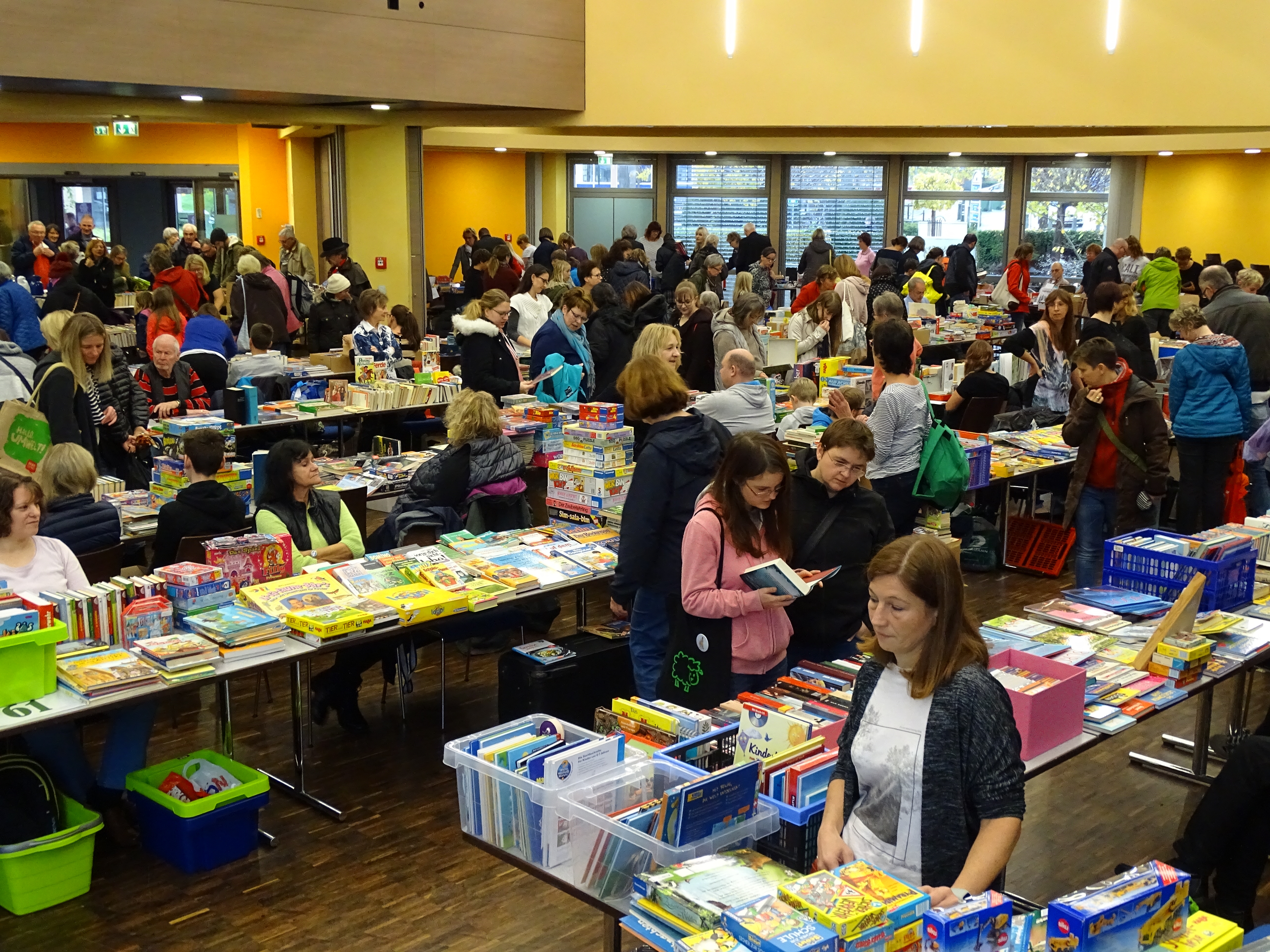 Bücherflohmarkt im Lohfeldener Bürgerhaus Verkaufstische in Reihen mit Bücheren und anderen Medien.