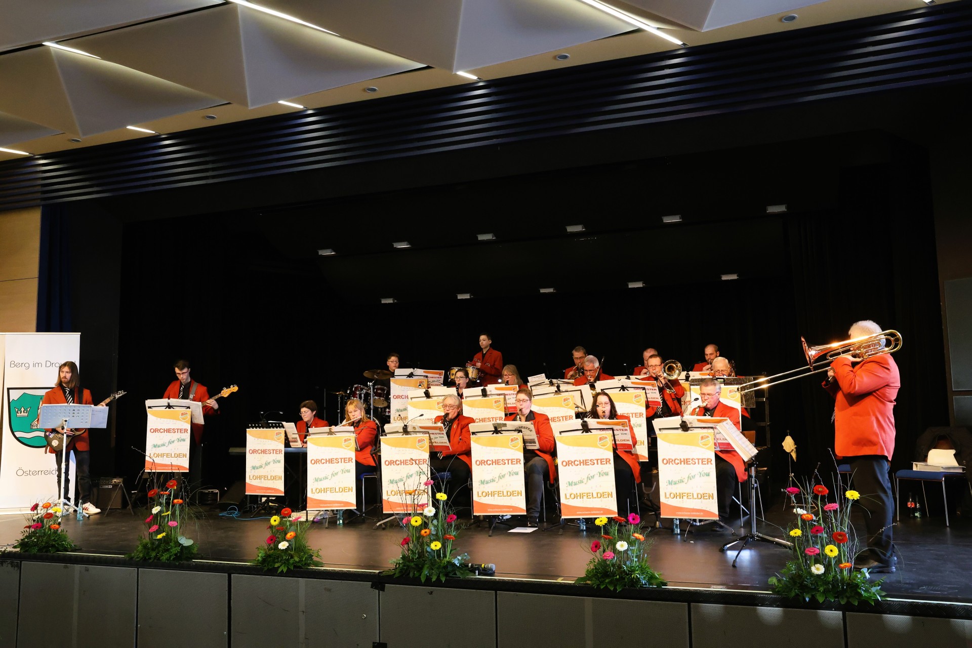 Musiker des Orchesters auf einer Bühne.