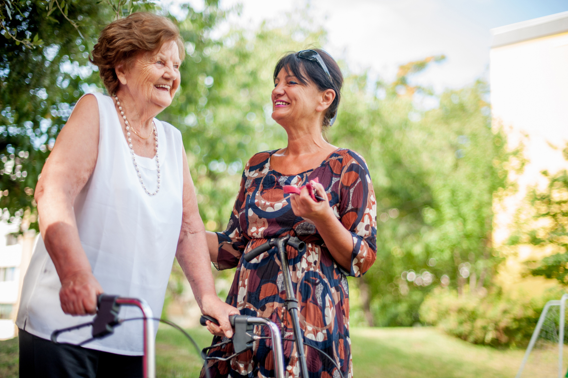 Seniorin mit Rollator und Betreuerin Seniorin mit Rollator und Betreuerin