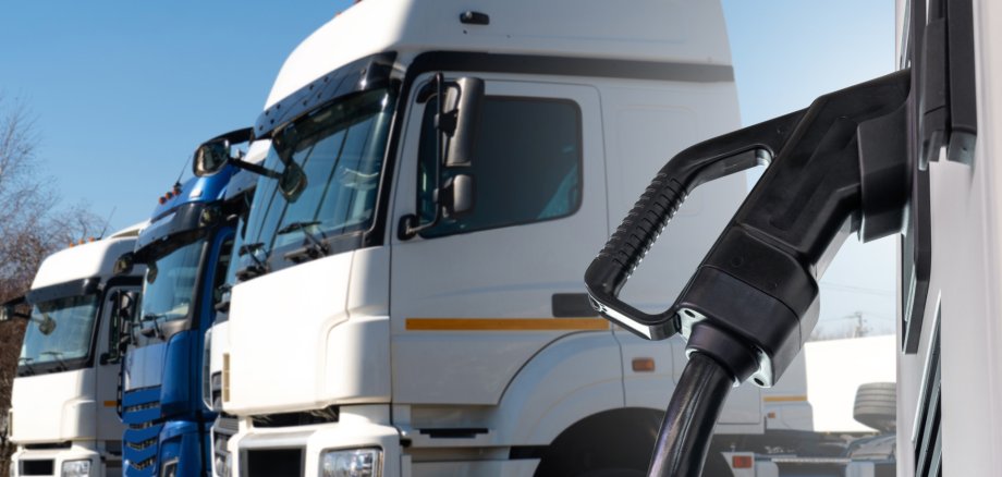 Ein moderner E-Trucker lädt an einer Ladestation.