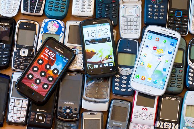 Die NABU-Gruppe Kaufungen-Lohfelden sammelt an der Rathaus-Information alte Mobilgeräte für den Insektenschutz