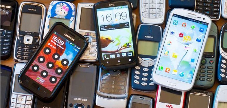 Die NABU-Gruppe Kaufungen-Lohfelden sammelt an der Rathaus-Information alte Mobilgeräte für den Insektenschutz