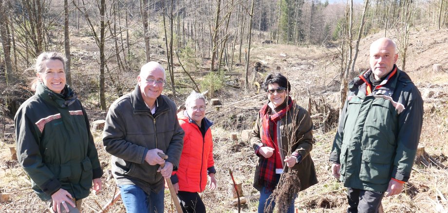 Forstamtsleiterin Petra Westphal (l.) und Revierförster Peter Rothämmel (r.) zeigten (v. l.) Bürgermeister Uwe Jäger, Beigeordneter Ursula Sturm und Erster Beigeordneter Bärbel Fehr die Fläche im Söhrewald, die durch Spenden aus Lohfelden aufgeforstet werden kann.