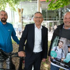 Zuständig in Lohfelden: Radverkehrsbeauftragter Wolfram Mühlhausen (r.) mit Landrat Andreas Siebert und dem Radverkehrsbeauftragten des Landkreises Kassel, Stefan Arend.