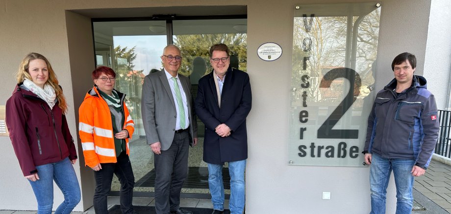 Kreisbeigeordneter Thomas Ackermann (2.v.r.) und Klimaschutzmanagerin des Landkreises Merle-Theresa Bartling (l.) überbrachten die Energiepreis-Plakette für die Sanierung der Vorsterstraße 2. Bürgermeister Uwe Jäger ((M.), Fachbereichsleiterin Sylvia Holz (2.v.l.) und Projektleiter Frank Trautmann (r.) freuen sich über die Auszeichnung.