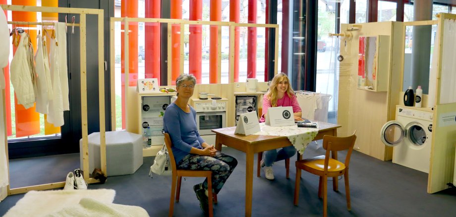 Ute Liebich, Klimarat Staatstheater Kassel (l.), und Louisa Theis, kommissarische Leiterin der Gemeinde- und Schulbücherei, in der Ausstellung.