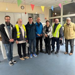 Klimaschutzbeauftragte Ursula Paul (2.v.l.), Schulleiter Arno Scheinost (3.v.l.), Mobilitätsbeauftragter der Söhre-Schule, Simon Dölle (l), Radverkehrsbeauftragte Lohfelden, Angelina Sporn (3.v.r.), Dirk Gertenbach (2.v.r.) vom Fachbereich 3 der Gemeinde Lohfelden sowie Gerhard Caspar (M.) und Walther Meiß (r.) von der Lokalen Agenda Umwelt- und Naturschutz begrüßten die Radlerinnen und Radler vor dem Start.