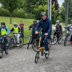 Los ging es an der Söhre-Schule, in der Mitte Schulleiter Arno Scheinost und Schülerinnen und Schüler der Mountain-Bike AG.