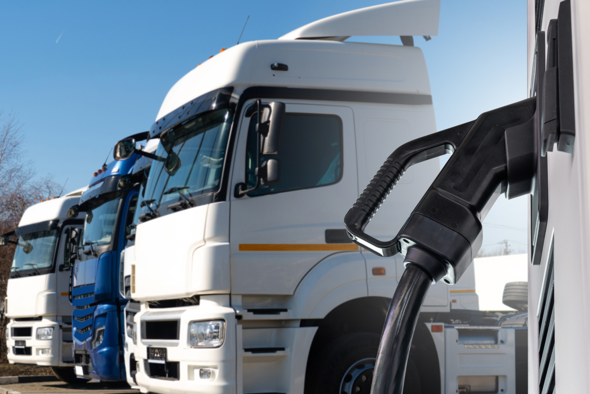 Ein moderner E-Trucker lädt an einer Ladestation.