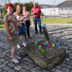 Bürgermeister Uwe Jäger testete am 31.07. gemeinsam mit der Fachbereichsleiterin des Fachbereichs Bauen und Wohnen, Sylvia Holz (l.), und den für das Projekt verantwortlichen Rathaus-Mitarbeiterinnen, Danica Wurmbach (2.v.l.) und Angelina Sporn, den neuen Trinkwasserbrunnen.