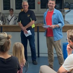 Bürgermeister Uwe Jäger (l.) und Schulleiter Arno Scheinost begrüßten die Gäste.