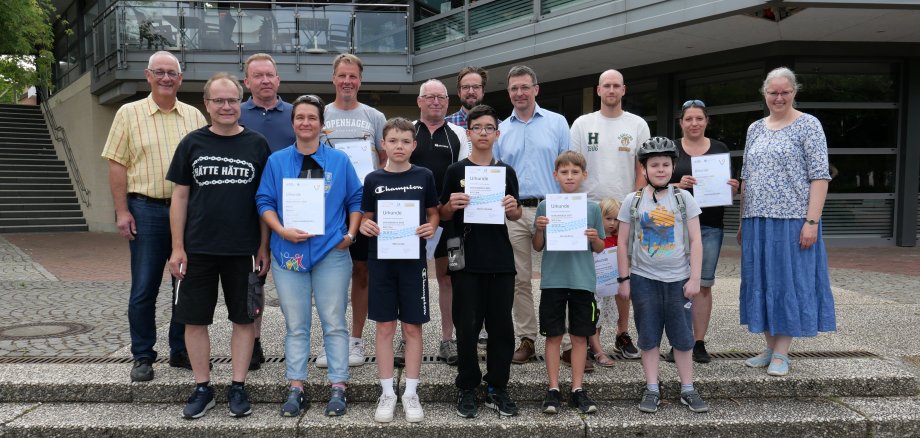 Die Teilnehmerinnen und Teilnehmer der Abschlussveranstaltung am 13. Juli im Familienraum am Bürgerhaus, darunter Bürgermeister Uwe Jäger (l.), Klimaschutzbeauftragte Ursula Paul (4. v. r.) und Schulleiter Arno Scheinost (3.v.r.). Radverkehrsbeauftragter der Söhre-Schule: Simon Dölle, Frank Pruin mit Teammitgliedern, Pamela Rausch (Frau von Benjamin Rausch), Jörg Wiegand, Franz Wagner, (Robert Bayer und Manfred Modenhauer waren nicht da). 