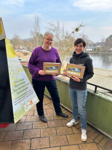 Die stellvertretende Schulleiterin der Regenbogenschule, Julia Kress (r.), nahm die Solarsets am 10.02. von Klimaschutzmanagerin Ursula Paul in Empfang.