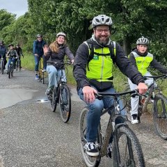Radtour auf dem Rundweg „Bäume des Jahres“, angeführt von Simon Dölle.
