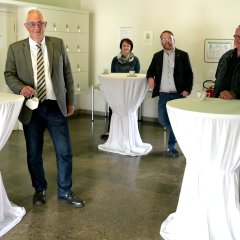 Zu sehen sind (v.l.n.r.) Büchereileiterin Sabrina Bieberstedt, Bürgermeister Uwe Jäger, stellv. Leiterin des Fachbereichs Verwaltung und Ordnung, Tanja Hammer, Timon Gremmels (MdB) und die Gemeindevorstandsmitglieder Armin Brethauer und Ursula Sturm.