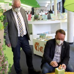 Bürgermeister Uwe Jäger (l.) und Timon Gremmels (MdB) entdecken gemeinsam die Toniebox.