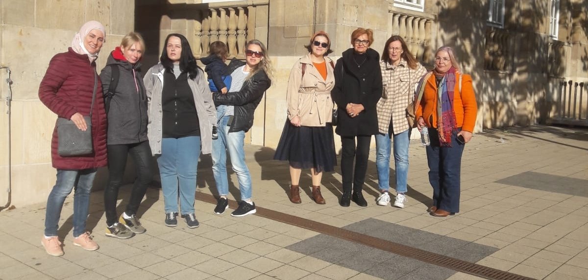 Die Teilnehmenden des Ausflugs vor der Stadthalle Kassel. 