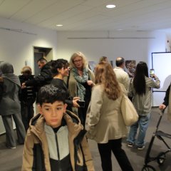 Menschen im 1.Stock der Ausstellung.