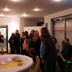 Menschen im Rathausfoyer.