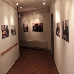 Flur mit Bildern rechts und links