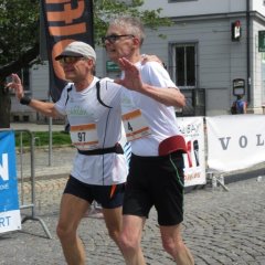 Helmuth Arndt und Jens Scheffler laufen gemeinsam ins Ziel ein.
