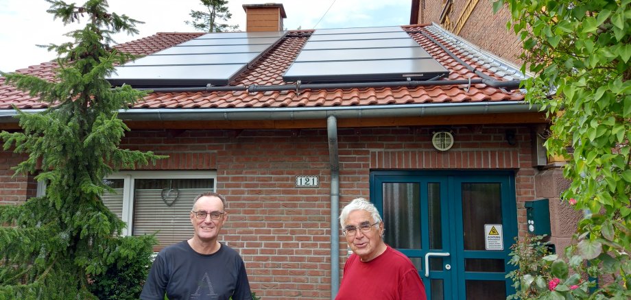Michael Brethauer und Heino Kirchhof (Arbeitskreis Energie) vor Solarthermieanlage