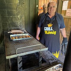 Grillmeister Frank Müller vom Förderverein der Söhre-Schule.