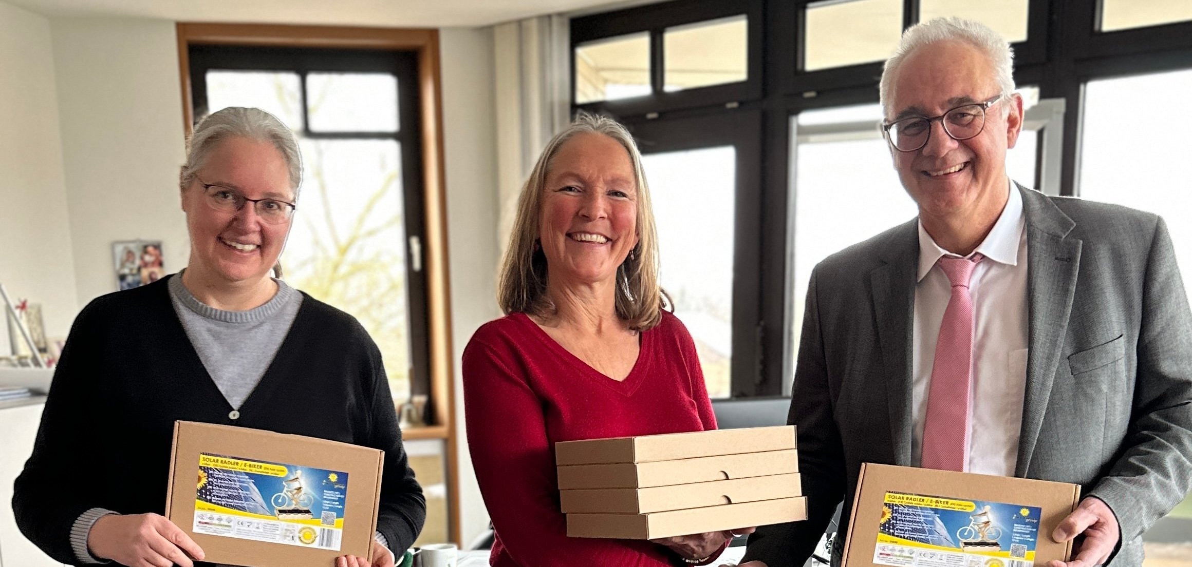 Petra Neukirch von der Grundschule Vollmarshausen (M.) freut sich über Solar-Bastel-Sets von der Gemeinde Lohfelden. Bürgermeister Uwe Jäger und Klimaschutzmanagerin Ursula Paul überreichten Solarradelnde und Energiestationen.