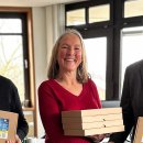 Petra Neukirch von der Grundschule Vollmarshausen (M.) freut sich über Solar-Bastel-Sets von der Gemeinde Lohfelden. Bürgermeister Uwe Jäger und Klimaschutzmanagerin Ursula Paul überreichten Solarradelnde und Energiestationen.