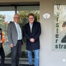 Kreisbeigeordneter Thomas Ackermann (2.v.r.) und Klimaschutzmanagerin des Landkreises Merle-Theresa Bartling (l.) überbrachten die Energiepreis-Plakette für die Sanierung der Vorsterstraße 2. Bürgermeister Uwe Jäger ((M.), Fachbereichsleiterin Sylvia Holz (2.v.l.) und Projektleiter Frank Trautmann (r.) freuen sich über die Auszeichnung.