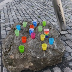 Lohfeldens erster öffentlicher Trinkwasserbrunnen auf dem neuen Quartiersplatz in der Passivhaussiedlung.