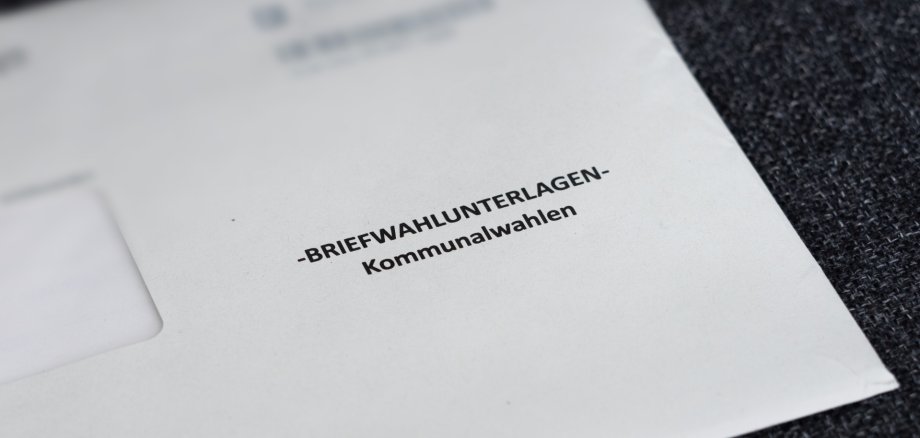Briefwahlunterlagen Kommunalwahlen (Wahlunterlagen für die Briefwahl bei Kommunalwahlen).  Briefumschlag mit dem Stimmzettel und einer Anleitung in einem Bundesland in  Deutschland. Nahaufnahme des Objekts.