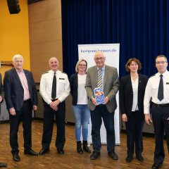 Unterstützung bei der Übergabe des Begrüßungsschildes erhielt Bürgermeister Uwe Jäger unter anderen von Leiterin der Lohfeldener Ordnungsbehörde Isabell Krug (4.v.l.).