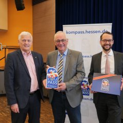 Mit Freude nahm Bürgermeister Uwe Jäger (M.) das Begrüßungsschild von Jan Schneider, Leiter der Stabsstelle „Gemeinsam Sicher In Hessen“ (r.), und Polizeipräsident Konrad Stelzenbach entgegen.