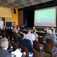 Jenny Petz, KOMPASS-Ansprechpartnerin der Gemeinde Lohfelden, informierte die Gäste der Sicherheitskonferenz am 31.03. gemeinsam mit den anderen Referenten über die Ergebnisse der Bürgerbefragung.