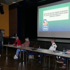 Die Redner des Abends (v.l.n.r.): Bürgermeister Uwe Jäger, KOMPASS-Ansprechpartnerin Jenny Petz, Polizeirat Frank Asthalter und Kriminalhauptkommissar Mirco Skrzipek.