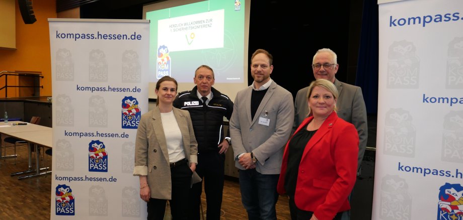KOMPASS-Ansprechpartnerin Jenny Petz (r.) gemeinsam mit (v.l.n.r.): Leiter des Polizeireviers Baunatal, Polizeirat Frank Asthalter, KOMPASS-Berater des Polizeipräsidiums Nordhessen, Kriminalhauptkommissar Mirco Skrzipek, und Bürgermeister Uwe Jäger.