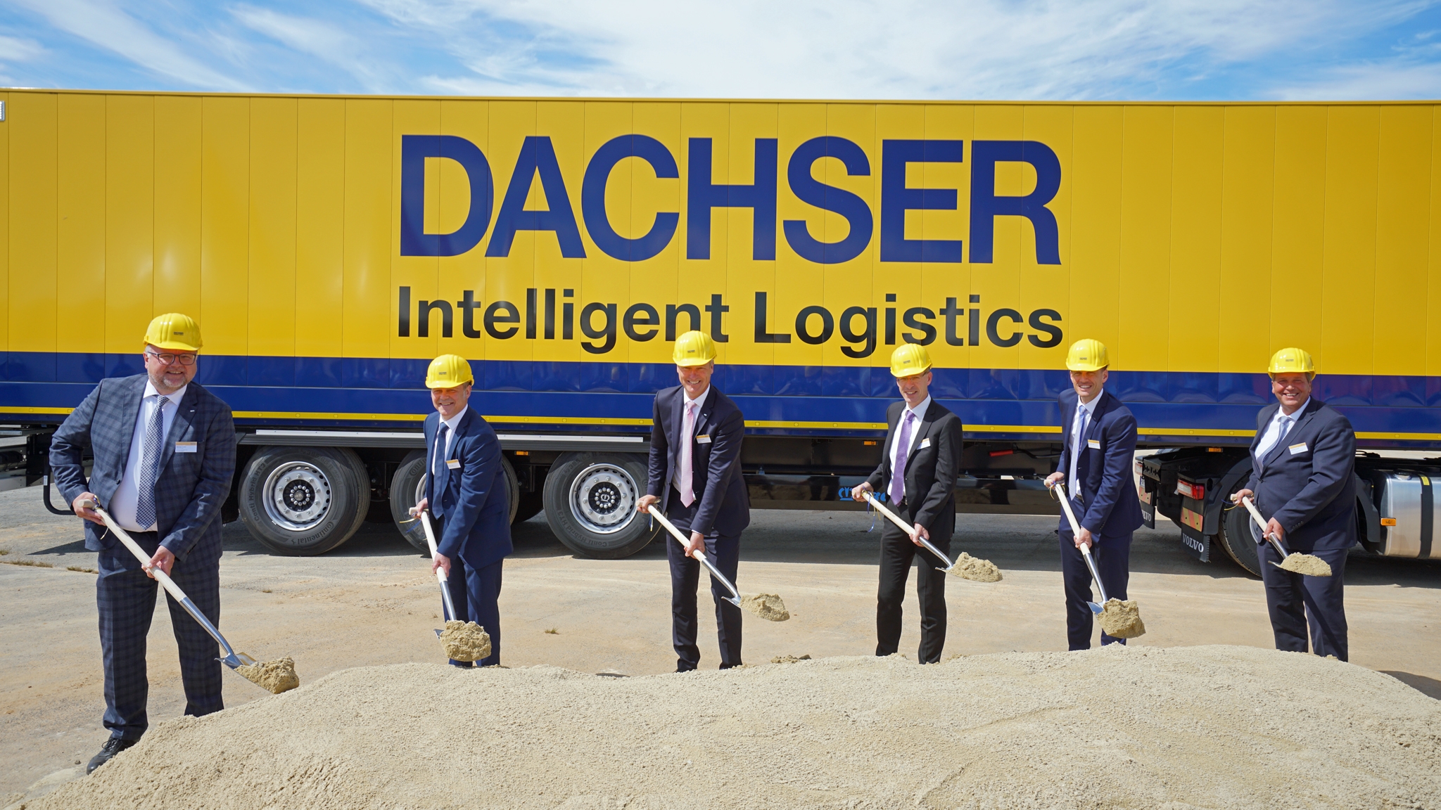 Von links nach rechts: Mathias Oetter, Niederlassungsleiter Kassel-Lohfelden, Norbert Thiele, stellvertretender Bürgermeister Lohfelden, Michael Schilling, COO Road Logistics Dachser, Dr. Alexander Friedrich Wachter, Vize-Regierungspräsident des Präsidiums Kassel, Alexander Tonn, Managing Director European Logistics Germany bei Dachser, Andreas Fritsch, General Manager Dachser Logistikzentrum Ostwestfalen-Lippe.