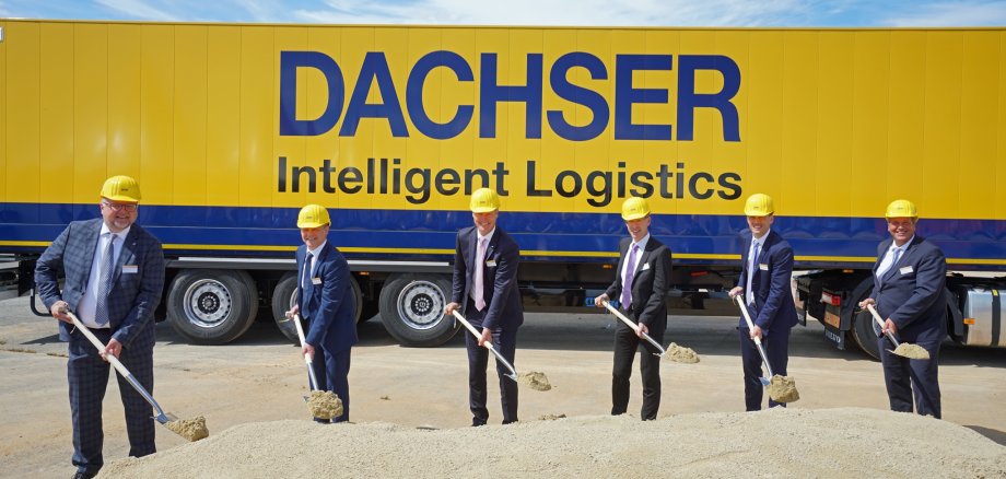 Von links nach rechts: Mathias Oetter, Niederlassungsleiter Kassel-Lohfelden, Norbert Thiele, stellvertretender Bürgermeister Lohfelden, Michael Schilling, COO Road Logistics Dachser, Dr. Alexander Friedrich Wachter, Vize-Regierungspräsident des Präsidiums Kassel, Alexander Tonn, Managing Director European Logistics Germany bei Dachser, Andreas Fritsch, General Manager Dachser Logistikzentrum Ostwestfalen-Lippe.