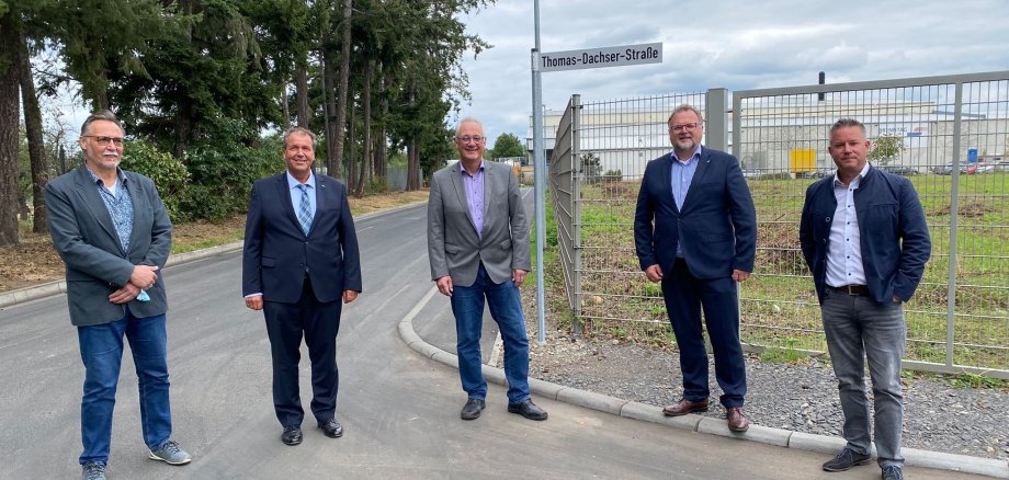 Straßenbenennung „Thomas-Dachser-Straße“ am 20.09.2021 im Lohfeldener Gewerbegebiet: General Manager Andreas Fritsch (2.v.l.) und Niederlassungsleiter Mathias Oetter (2.v.r) der DACHSER-Firmengruppe freuen sich mit Bürgermeister Uwe Jäger (M.), dem Fachbereichsleiter „Bauen und Wohnen“, Rolf Schweitzer (l.) und dem Fachbereichsleiter „Finanzen und Bürger“, Thorsten Bürgel (r.) über den neuen Straßennamen. 