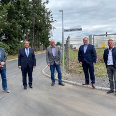 Straßenbenennung „Thomas-Dachser-Straße“ am 20.09.2021 im Lohfeldener Gewerbegebiet: General Manager Andreas Fritsch (2.v.l.) und Niederlassungsleiter Mathias Oetter (2.v.r) der DACHSER-Firmengruppe freuen sich mit Bürgermeister Uwe Jäger (M.), dem Fachbereichsleiter „Bauen und Wohnen“, Rolf Schweitzer (l.) und dem Fachbereichsleiter „Finanzen und Bürger“, Thorsten Bürgel (r.) über den neuen Straßennamen. 